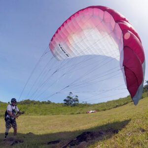 Fabio inflando Speed Glider na Rampa Praia Brava